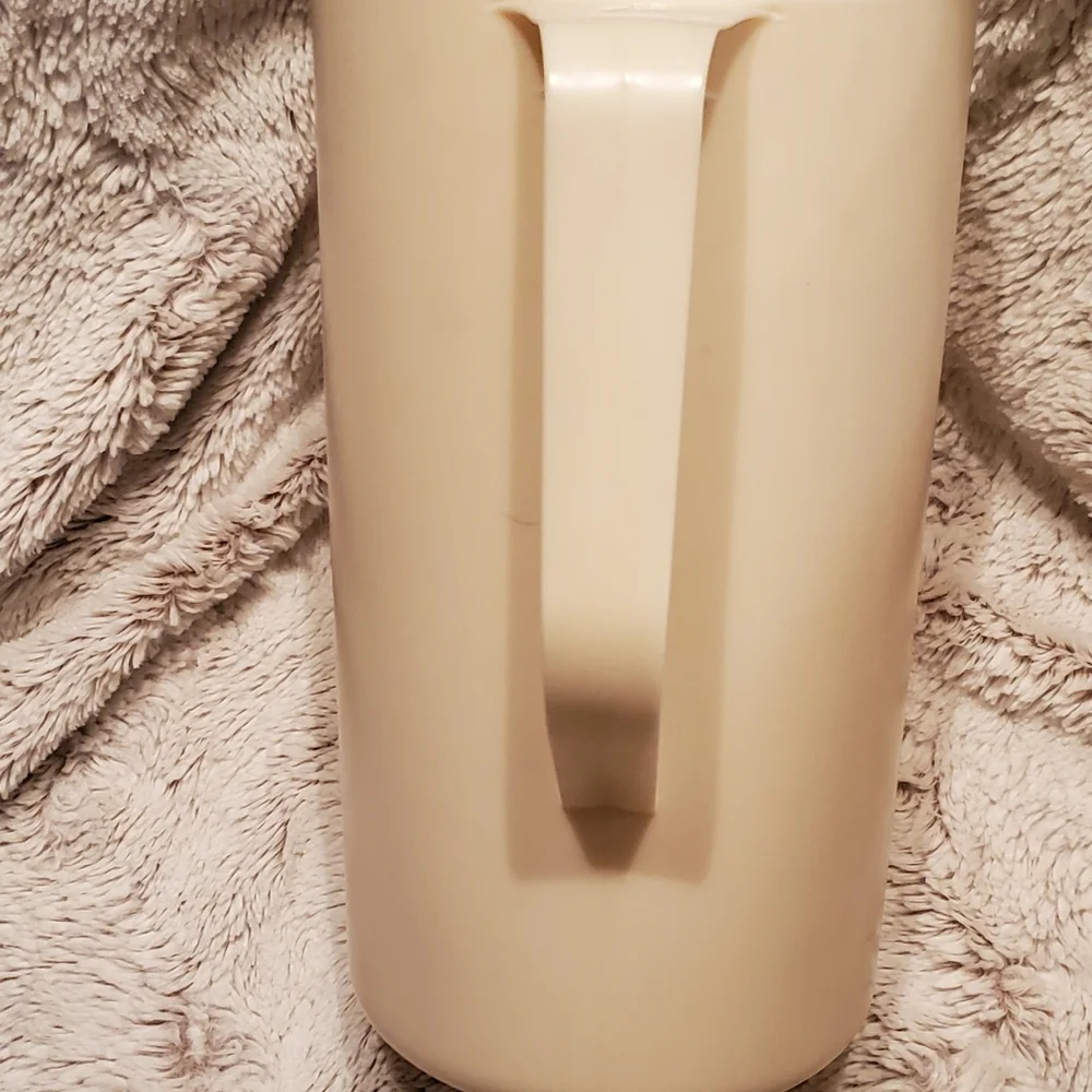 VINTAGE 1971 RUBBERMAID 2 1/4 QUART ALMOND PITCHER W/WHITE LID #2129